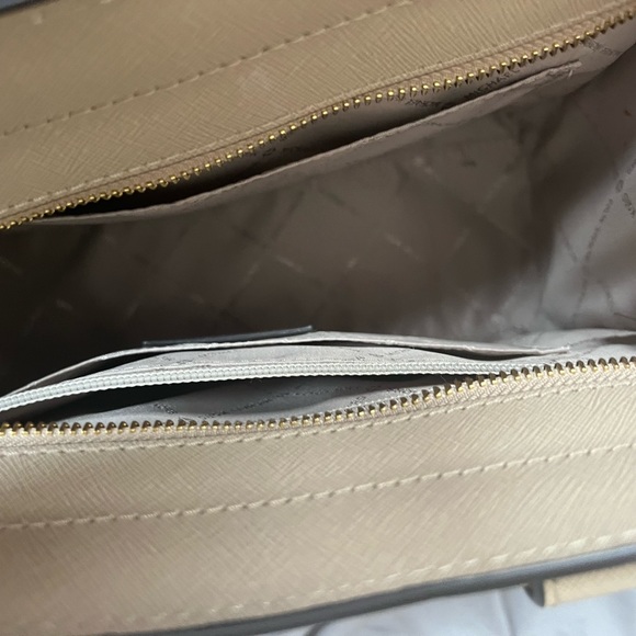 Michael Kors Medium Quinn Satchel Bisque - Picture 4 of 7